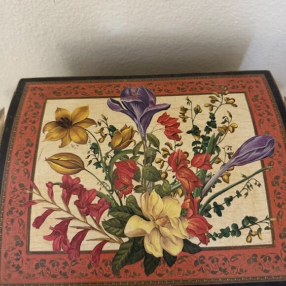 Beautiful Vintage 8” x 10” Floral Wood Hinged Box - Picture 2 of 6